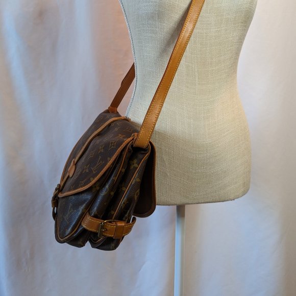 LOUIS VUITTON Saumur 35 Saddlebag - Picture 3 of 13
